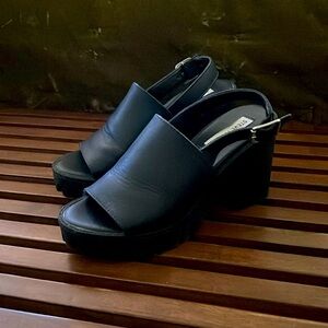 Women’s 6.5 Steve Madden black platform sandals